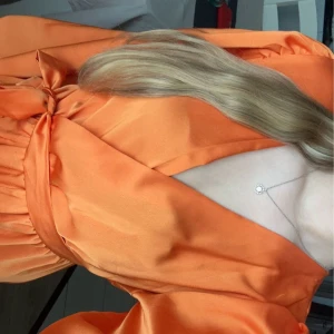 Väldigt fin satin lång klänning i orange  - Säljer då jag gått ner i vikt och den inte längre passar mig   Bra skick använd 3 gånger   Passar S/M  Tillverkad i italien