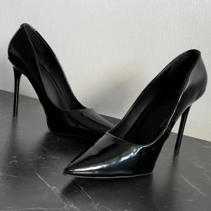 Svarta lack klackar 👠 - Svarta lackklackar storlek 39/40. 10 cm höga, fint skick❤️Nästan aldrig använda. Slutar använda klackskor så säljer av alla mina på min sida 👠