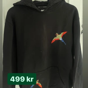 Svart Axel Arigato Hoodie - Svart Axel Arigato Hoodie i gott skick. Köpt för ca 2000 kr. Storlek: M (Passad också L). Köp genom att trycka på ”Köp Nu”. 