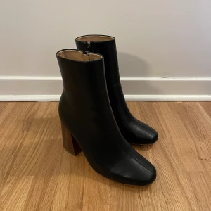 Svarta stövlar - Even&odd stövlar i storlek 39. Använda två gånger så i mycket bra skick.