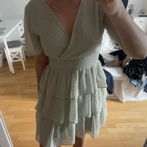 Volangklänning  - Jättefin volangklänning, perfekt till midsommar. Storlek 38, men passar även en 36