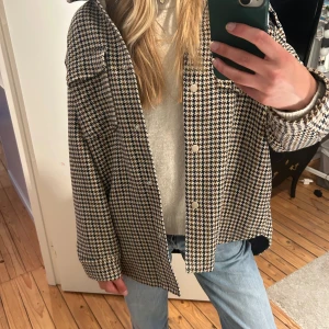 Snygg höstjacka!!🍁🌟 - Snygg höstjacka från H&M!💫🍁🫶🏼 Använd fåtal gånger, inprincip helt ny.  Säljer pga kommer inte till användning. 