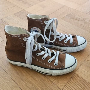 Converse - Fina äkta bruna converse i bra skick då de är sparsamt använda! Storlek 3.5 (36) Tveka inte på att höra av dig vid frågor 🫶🏻