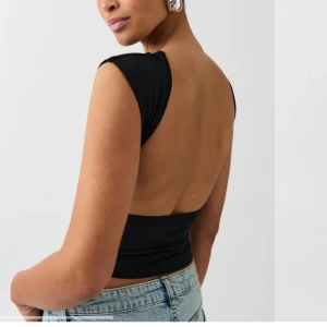 Backless top Gina tricot  - Säljer en helt ny tröja från Gina!! Oanvänd!!