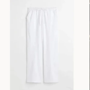 Linnebyxor  - Lågmidjade vita linnebyxor från H&M i storlek S 🤍🥂