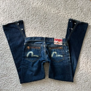 Evisu jeans  - Så sjukt snygga jeans från evisu!💘 Midjemått rakt över: 40 cm. Innebenslängd: 78 cm. Benbredd: 21 cm. Inga bilder med dem på då de inte passar!😊