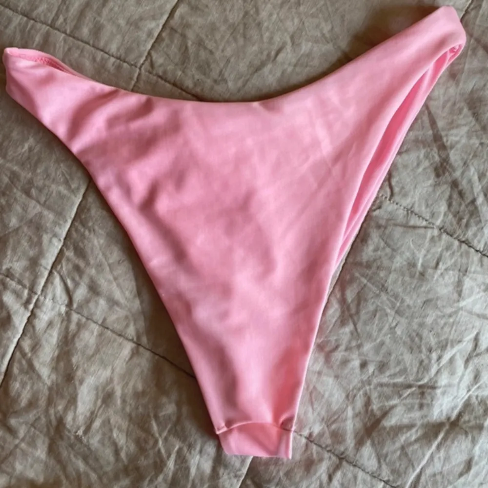 Ett par rosa bikinitrosor från H&M köpt förra året. Aldrig använda, lappen finns kvar!💞. Övrigt.
