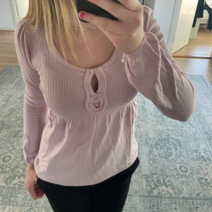 Tröja - Jättefin tröja perfekt till sommarn/tidig höst💐 Från en Stockholm LM kollektion som inte lägre finns, höjer priset en aning!  Average Sthlm LM pris idag: runt 500kr