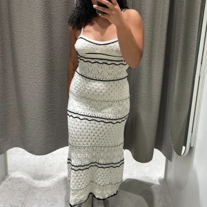 Virkad lång klänning  - Jätte fin lång virkad klänning, använd bara en gång. Den på bilden är i storlek M men den jag säljer är i storlek S! Nypris 599