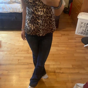 Bootcut jeans - Säljer dessa superfina bootcut och midwaist jeans från only! Har lite slitage längst ner på benen(syns på sista bilden). De är i längd 32 och är lite långa på mig som är 167! Kontakta om ni har några frågor!🤍