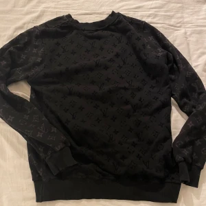 Lv sweatshirt svart  - Har ej använts mycket plagget är i väldigt bra skick. Passar mig inte längre därför vill säljer jag den. 