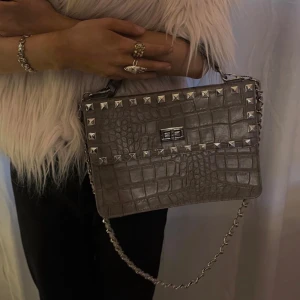 Ormskinnväska - Stellic Design UF🍸 militärgrön ormskinn väska med nitar! Skick: Mycket bra!