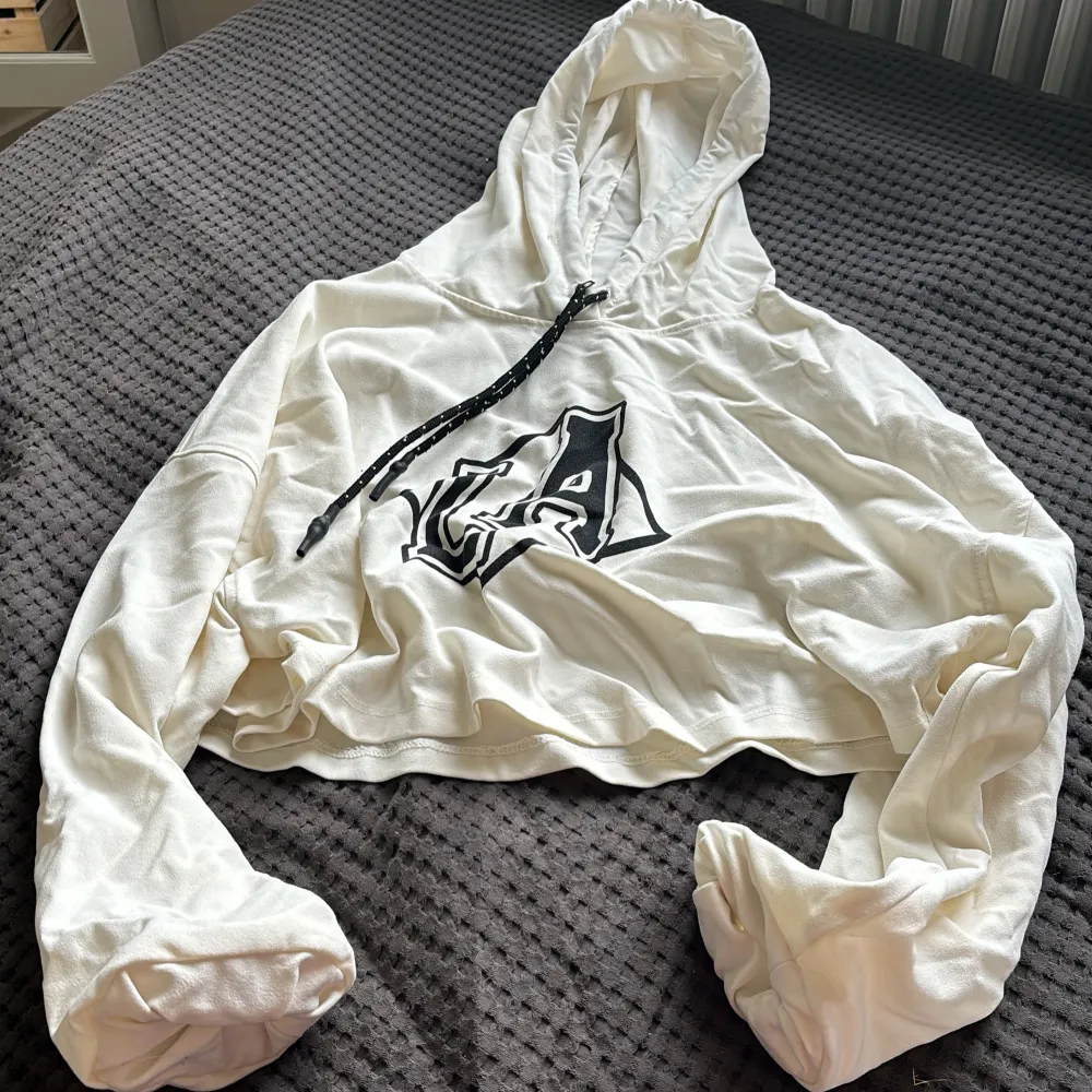 cropad hoodie med snören. Pösiga armar som går in mot handleden. Hoodies.