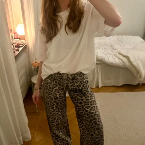 Leopard jeans  - Leopardmönstrade jeans från Gina Tricot. Använda 1 gång, som nya! Low/mid waist, supersnygga 