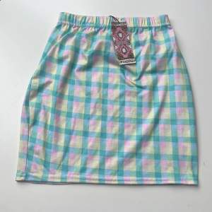 Tight färgglad kjol från boohoo i storlek 36. Aldrig använt, prislapp sitter kvar💕