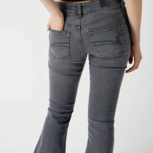 Lågmidjade jeans  - Säljer dessa supersnygga lågmidjade bootcut jeans i storlek M, då dom va lite stora för mig är dom endast använda enstaka gånger. Dock lite uppslitna längst ner då dom är lite långa, men ingenting som syns tydligt. Köpta för 599 på junkyard! 