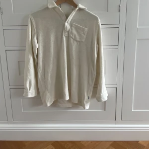 Vit frotté skjorta - Vit frotté skjorta | Iprincip nyskick 9/10 | Storlek: 16år | Nypris:699kr | Fraktar spårbart med Instabox eller PostNord | Hör av er vid funderingar | A&W fashion 🙌🏻🌟 