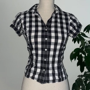 Söt skjorta/blus - Vääärldens finaste blus som ej kommer till användning. Superfin passform och ärmar. 