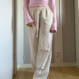 Linnebyxor - Linnebyxord i storlek 32 från Nelly. Uppsydda i benen och har nu måtten innerben- 79 cm och ytterben-105 cm. Midjan har resår och snöre. Mycket skönt och luftigt tyg. Aldrig använda så i mycket bra skick🌼