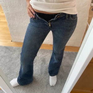 Lågmidjade jeans - Lågmidjade jeans från Wrangler!!!! Sååå snygga men tyvärr för små för mig.  Midjemått: ca 35 cm Innerbenslängd: ca 80 cm