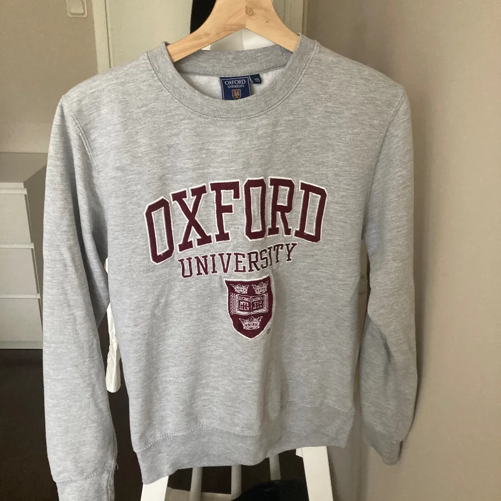 Supersnygg tröja från Oxford i strl xs. Endast använd fåtal gånger utan defekter. Skriv gärna om du har frågor eller för fler bilder!. Hoodies.