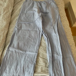 Ljus blåa linnebyxor  - Ett var ljusblåa linnebyxor från Gina tricot Young! Har använt dem cirka 5 ggr❤️ det är bara att stryka dem så är dem som nya, lite noppriga men bra skick