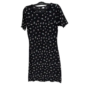 Oanvänd blommig klänning - Nyskick, aldrig använd- har glömts bort och nu passar den inte tyvärr. Jättefin, är en hudnära klänning, alltså formar sig efter kroppen. Den har inga skavanker, har stretch och bomull i materialet, och är framförallt supersöt💕