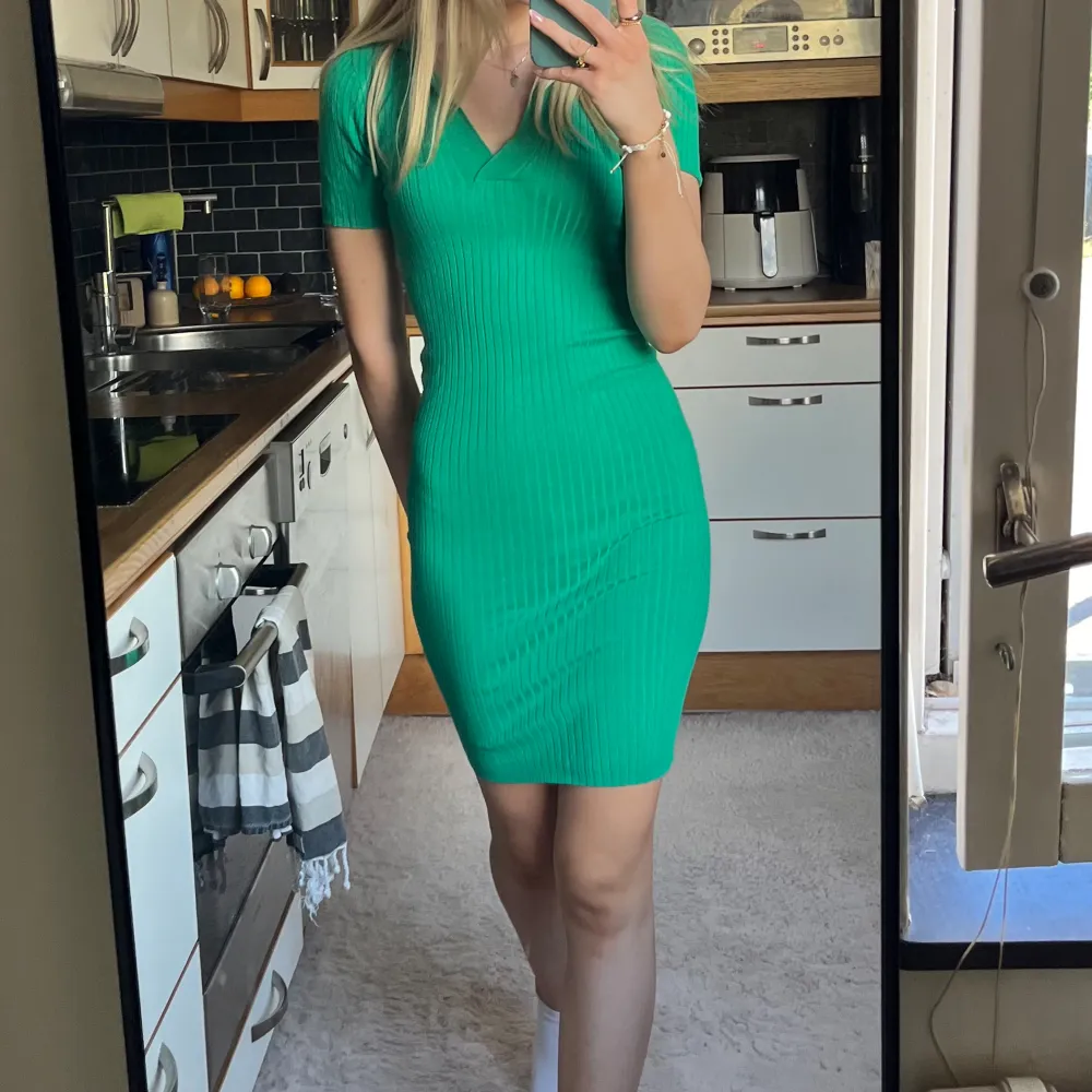 Grön stickad klänning i jättebra skick!!🤍. Klänningar.
