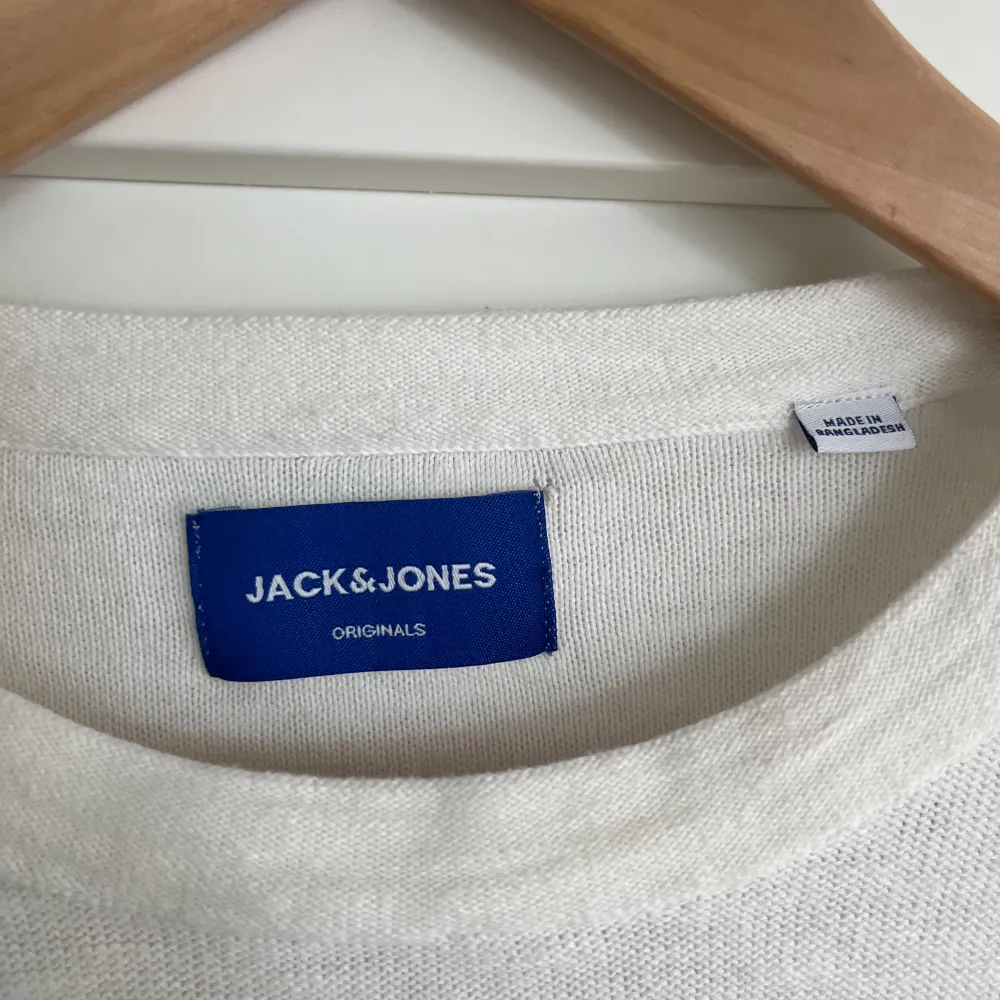 Säljer nu denna snygga vita sweatshirten från Jack & Jones. Helt sprillans ny. Nypriset var 800kr men säljer den nu för endast 199kr så passa på den lär säljas snabbt! Först till kvarn🤝. Stickat.