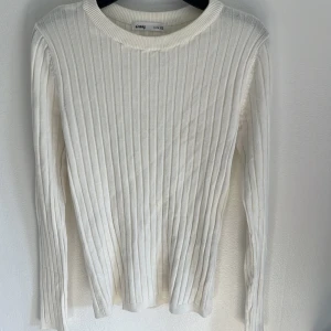 Stickad vit tröja - Tröjan köpt på Sinsay, användt den kanske 3 gånger. bra skick, vara och skön.