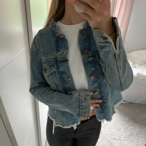 Jeansjacka - Jeansjacka från Samsoe Samsoe 😍Hittar ingen prislapp men skulle säga att den passar xs-s. 