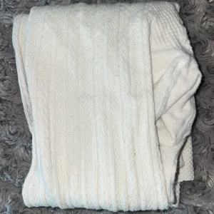 vita strumpbyxor - vita strumpbyxor som passar till hösten då de inte är jätte tjocka, men ändå håller värmen! Jätte stretchiga.  Mönstrerade och har inga hål. 