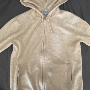 Kashmir Hoodie  - Tjena säljer en fett Kashmir Hoodie ifrån Ahlquist Clothing  Skick 10/10 Hör av er vid minsta fundering 🤔 