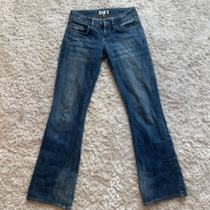 Lågmidjade jeans - Fina lågmidjade jeans i bra skick. Midjemått: 36 cm Innerbenslängd: 77 cm