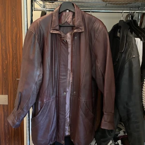 Läderjacka  - Röd Jacka köpt second hand i storlek M