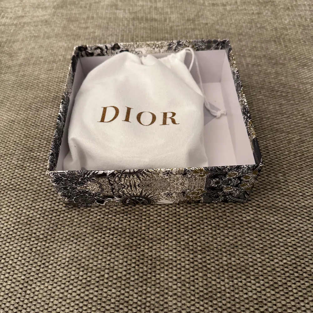 Tjena folket! Säljer en helt ny Christian Dior bälte med kvitto, vid fler frågor är det bara att skriva.. Asusteet.