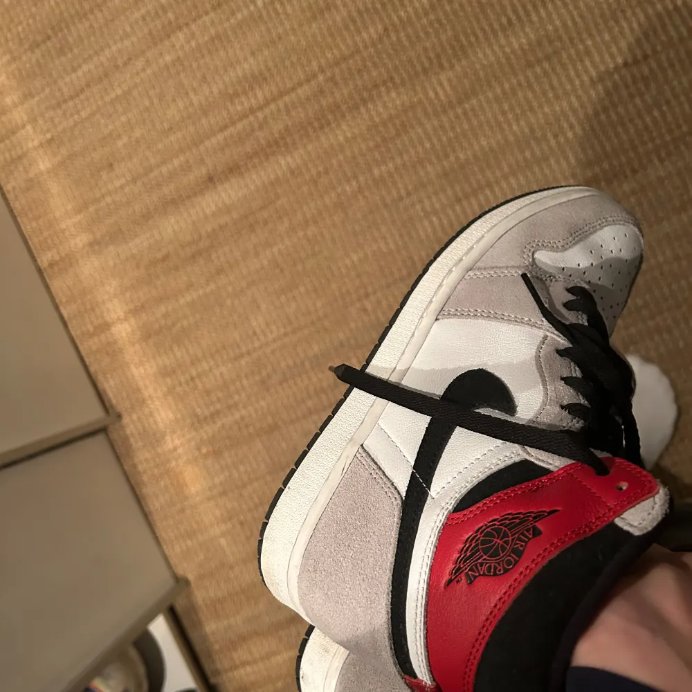 Tja! Säljer nu mina Jordan 1 high smoke grey som jag aldrig använder. Dem är i storlek 42. Skulle säga att skicket är 9,5/10 så de ba skriva om de är något!. Kengät.