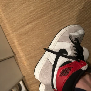 Jordan 1 high  - Tja! Säljer nu mina Jordan 1 high smoke grey som jag aldrig använder. Dem är i storlek 42. Skulle säga att skicket är 9,5/10 så de ba skriva om de är något!