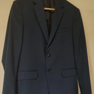 Kavaj blå - Min favoritkavaj säljes då jag tyvärr har växt ur den.  Lite om kavajen: Strl 46 (Small) Mörkblå Fint skick Perfekt kavaj för fester eller bara för att bygga upp en outfit! Använd ett fåtal gånger.  Om du vill ha fler bilder eller undrar något så är 
