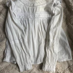 Vit blus - Så fin men bara ingen andvändning på senaste, passar S-XS  Tvättar och kan strykas innan den postas 💓 ⚠️ TRYCK EJ PÅ KÖP NU ⚠️