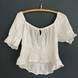 Vit somrig blus  - Jättefin och somrig vit blus med löst sittande skönt material. 