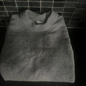 Merinoull sweatshirt - As skön merinoull sweatshirt som påminner om cashmere. Den är väldigt snygg och passar perfekt till sena sommarkvällar. 