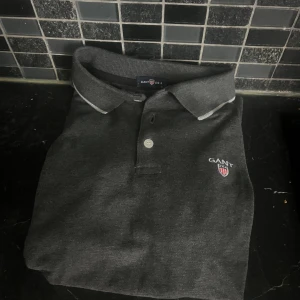 Gant piké  - Tvär fet Gant piké tröja. Skick 9/10 inga defekter osv. Storleken är s/xs. 