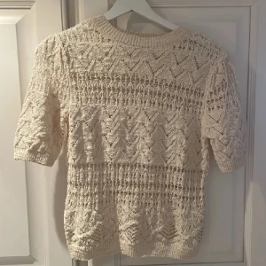 Stickad tröja  - Stickad tröja från zara i storlek s som inte säljs längre 🤍 Är nästan som ny🤍