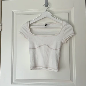 Vit topp XS  - Ny utan prislapp, ej använd och ör i god skick 