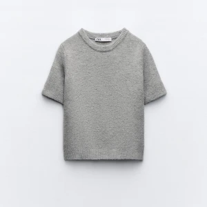 Stickad zara tröja  - säljer denna zara tröjan då den inte kommer till användning längre. nästan inte använd och fortfarande i bra skick. 💞