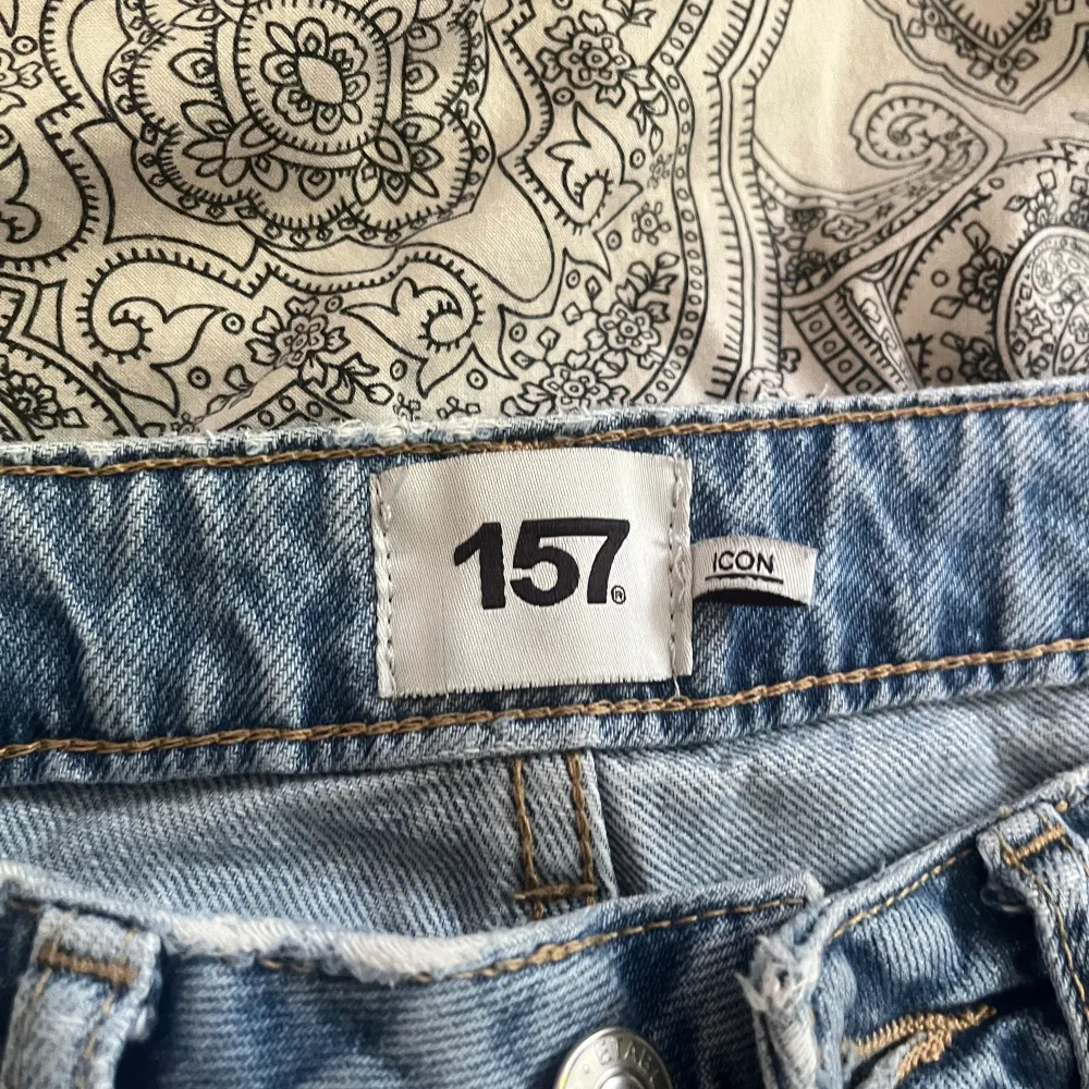 lågmidjade blåa jeans från lager 157 i modellen ”icon”. Något slitna längst ner vid fötterna på baksidan då de är lite långa för mig, utöver det så fint skick. Strl xxs men även väldigt långa❣️. Jeans & Byxor.