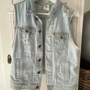 Jeans väst  - Jeans väst som jag aldrig använt pga fel storlek. Jätte snygg och perfekt till sommaren! 