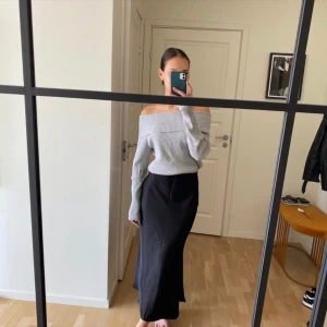 Off shoulder tröja - Grå Off shoulder topp som passar strl S, långa ärmar.  Använd få gånger, och kan hämtas i Göteborg eller postas mot fraktkostnad.