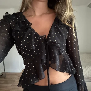 Glittrig festtopp - Suuuper snygg topp med volanger och glitter!! Storlek 40 men liten i storlek så skulle snarare säga 36